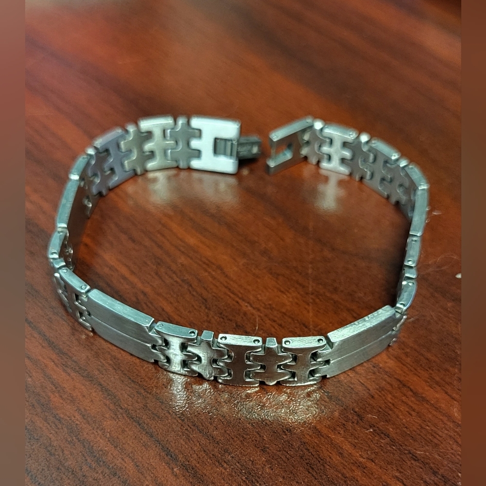 😁BOGO SALE😁. Stainless steel bracelet 8 1/2" long ( unisex)